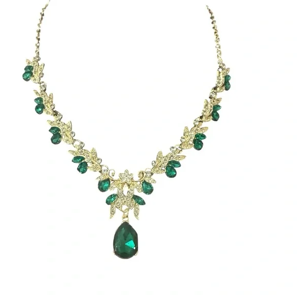 Elegant Green and Gold Necklace - Picture 1 of 9